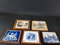 5 oude tegels in houten lijsten - afbeelding 1 van  5