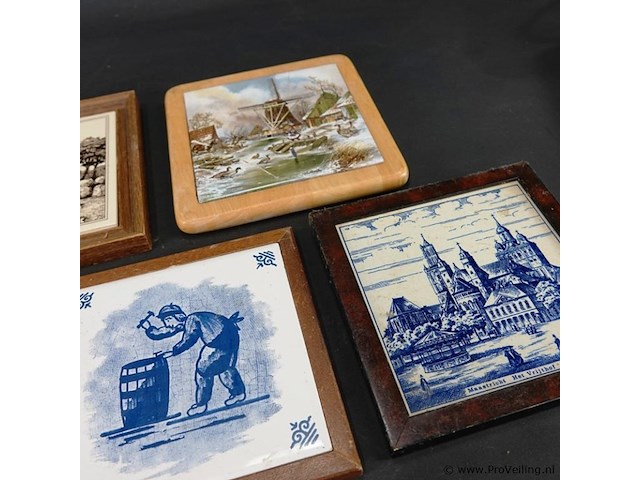 5 oude tegels in houten lijsten - afbeelding 3 van  5