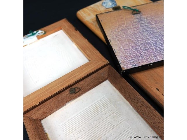 5 oude tegels in houten lijsten - afbeelding 5 van  5