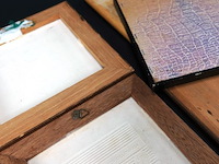 5 oude tegels in houten lijsten - afbeelding 5 van  5