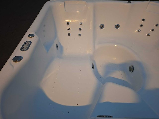 5 persoons jacuzzi en buitenspa - afbeelding 14 van  23