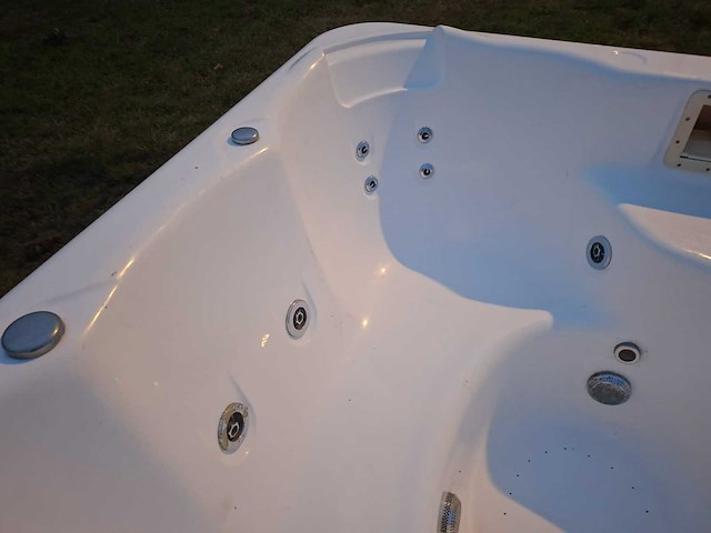 5 persoons jacuzzi en buitenspa - afbeelding 19 van  23