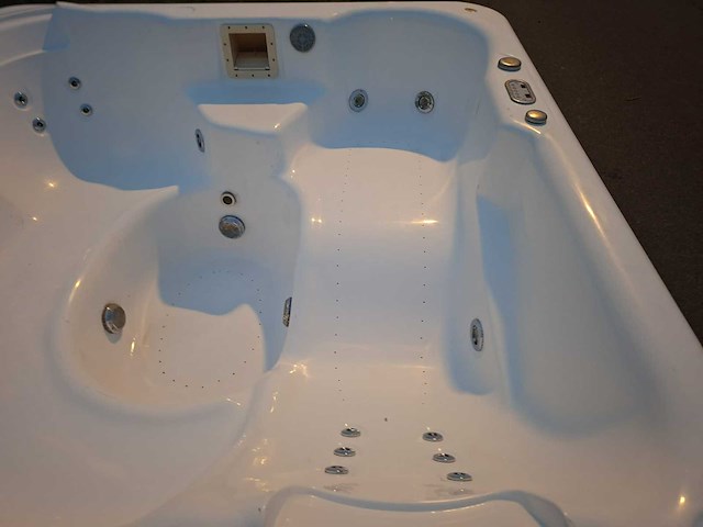 5 persoons jacuzzi en buitenspa - afbeelding 10 van  23