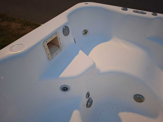 5 persoons jacuzzi en buitenspa - afbeelding 11 van  23