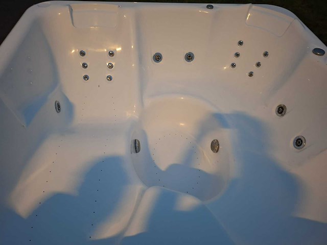 5 persoons jacuzzi en buitenspa - afbeelding 15 van  23