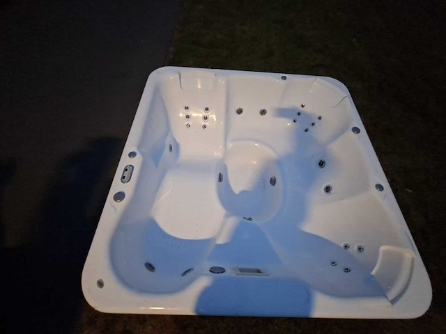 5 persoons jacuzzi en buitenspa - afbeelding 20 van  23