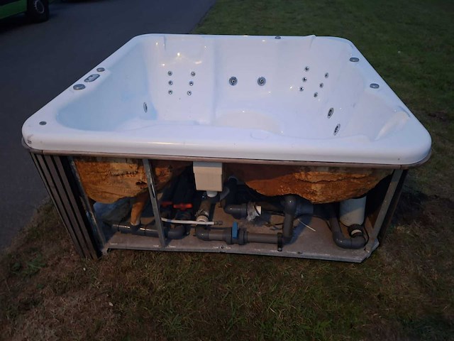 5 persoons jacuzzi en buitenspa - afbeelding 5 van  23