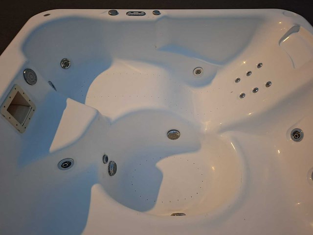 5 persoons jacuzzi en buitenspa - afbeelding 9 van  23
