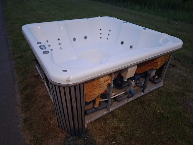 5 persoons jacuzzi en buitenspa - afbeelding 23 van  23