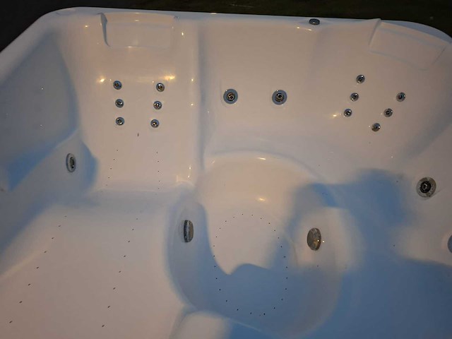 5 persoons jacuzzi en buitenspa - afbeelding 13 van  23