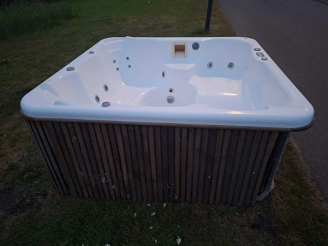 5 persoons jacuzzi en buitenspa - afbeelding 17 van  23