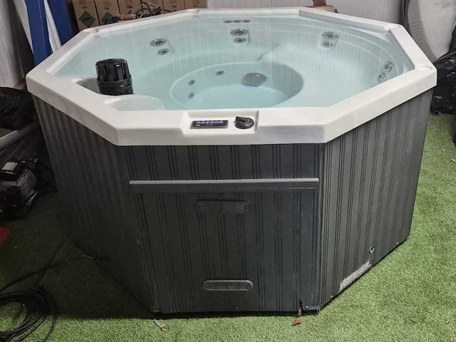 5 persoons jacuzzi en buitenspa - afbeelding 1 van  22