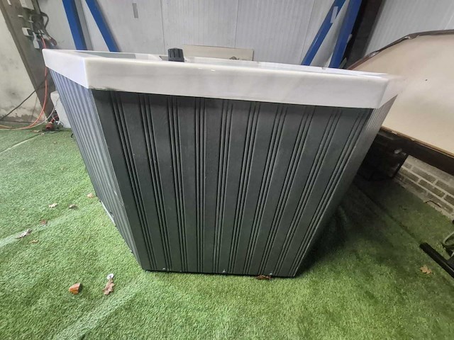 5 persoons jacuzzi en buitenspa - afbeelding 14 van  22