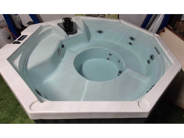 5 persoons jacuzzi en buitenspa - afbeelding 2 van  22
