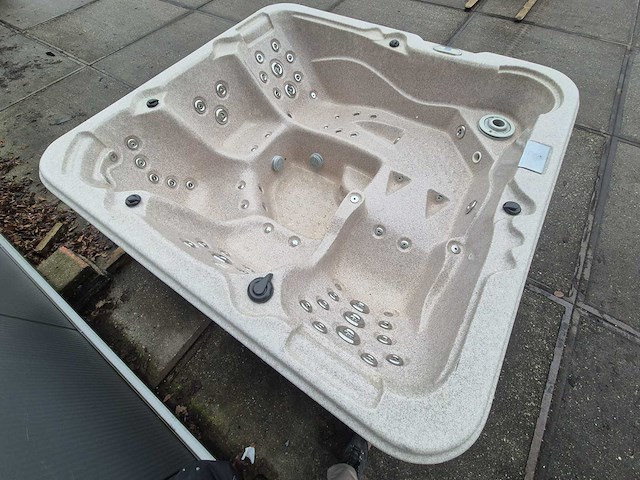 5 persoons jacuzzi en buitenspa - afbeelding 9 van  16