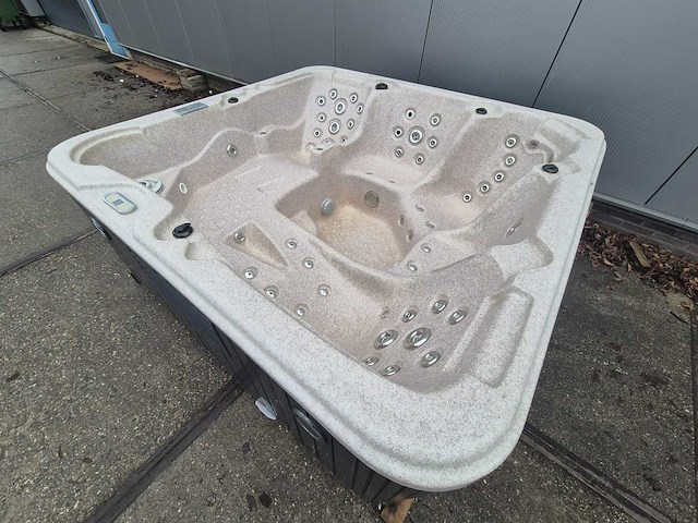 5 persoons jacuzzi en buitenspa - afbeelding 11 van  16