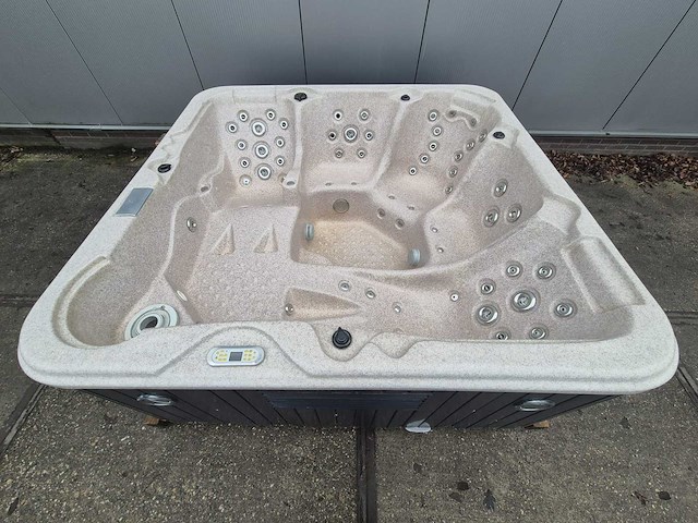 5 persoons jacuzzi en buitenspa - afbeelding 12 van  16