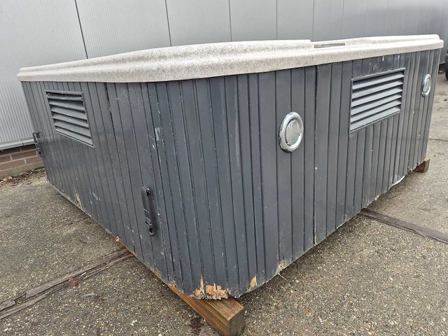 5 persoons jacuzzi en buitenspa - afbeelding 13 van  16