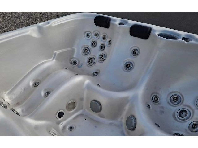 5 persoons jacuzzi en buitenspa - afbeelding 1 van  9