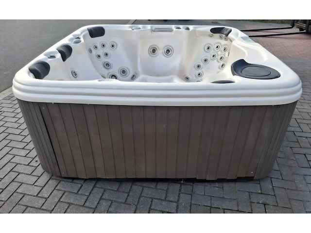 5 persoons jacuzzi en buitenspa - afbeelding 8 van  9