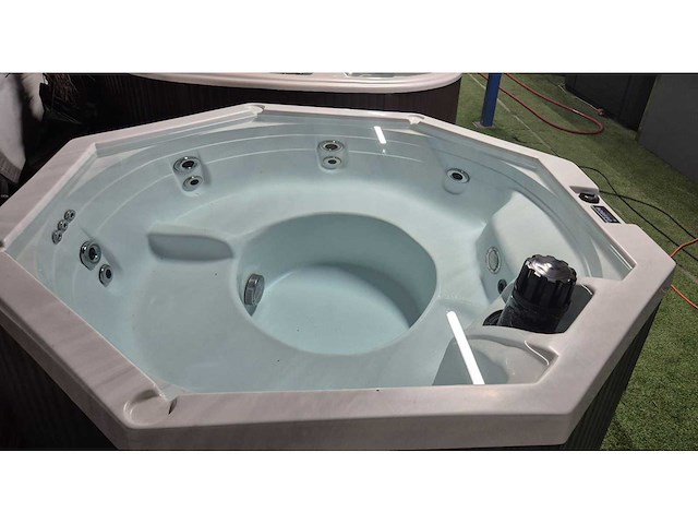 5 persoons jacuzzi en buitenspa - afbeelding 19 van  22