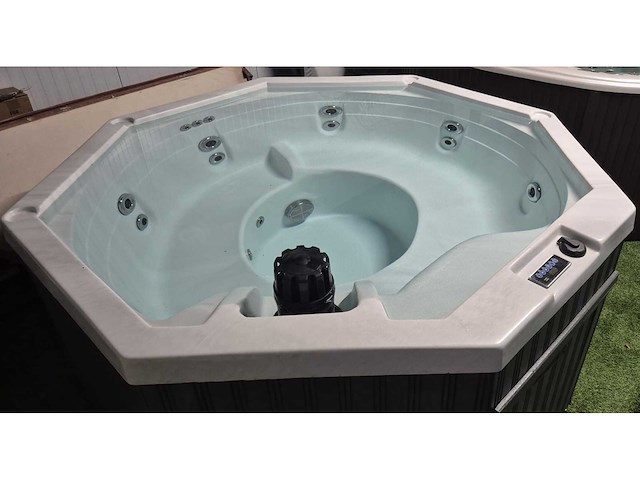 5 persoons jacuzzi en buitenspa - afbeelding 20 van  22