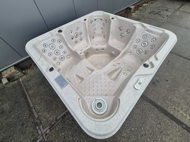 5 persoons jacuzzi en buitenspa - afbeelding 16 van  17