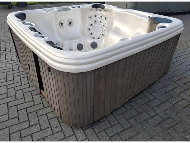 5 persoons jacuzzi en buitenspa - afbeelding 4 van  5