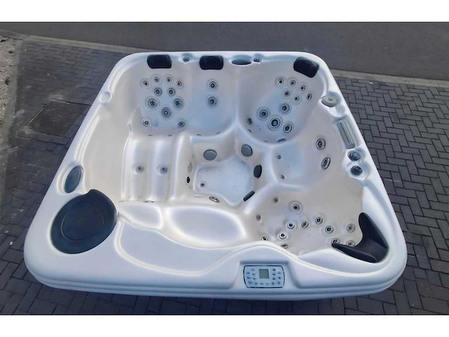 5 persoons jacuzzi en buitenspa - afbeelding 1 van  21