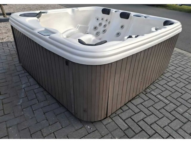 5 persoons jacuzzi en buitenspa - afbeelding 12 van  21