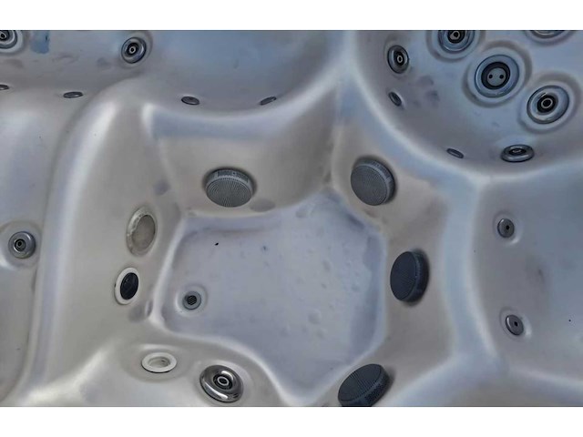 5 persoons jacuzzi en buitenspa - afbeelding 1 van  12