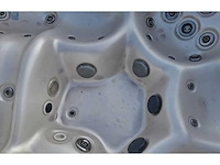 5 persoons jacuzzi en buitenspa - afbeelding 1 van  12