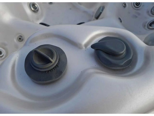 5 persoons jacuzzi en buitenspa - afbeelding 3 van  12