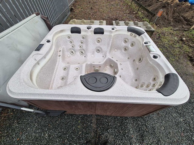 5 persoons jacuzzi en buitenspa - afbeelding 16 van  23