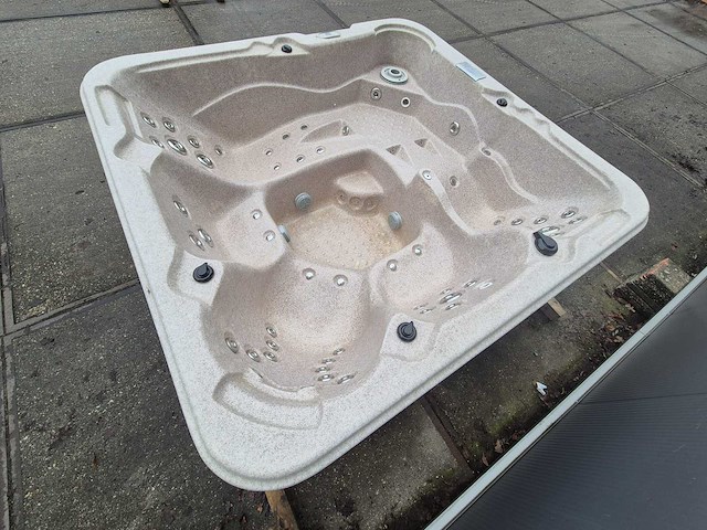 5 persoons jacuzzi en buitenspa - afbeelding 11 van  16