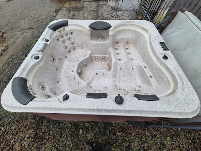 5 persoons jacuzzi en buitenspa - afbeelding 16 van  22