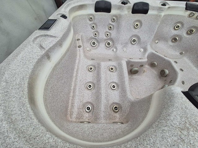 5 persoons jacuzzi en buitenspa - afbeelding 20 van  22