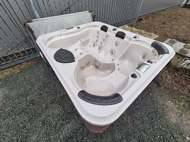 5 persoons jacuzzi en buitenspa - afbeelding 10 van  15