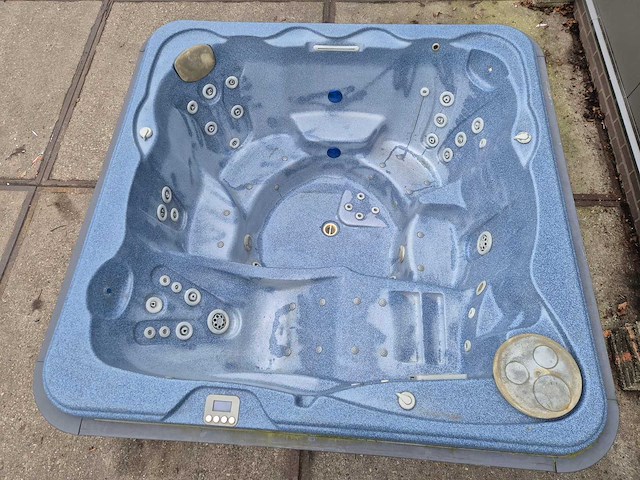 5 persoons jacuzzi en buitenspa - afbeelding 1 van  26