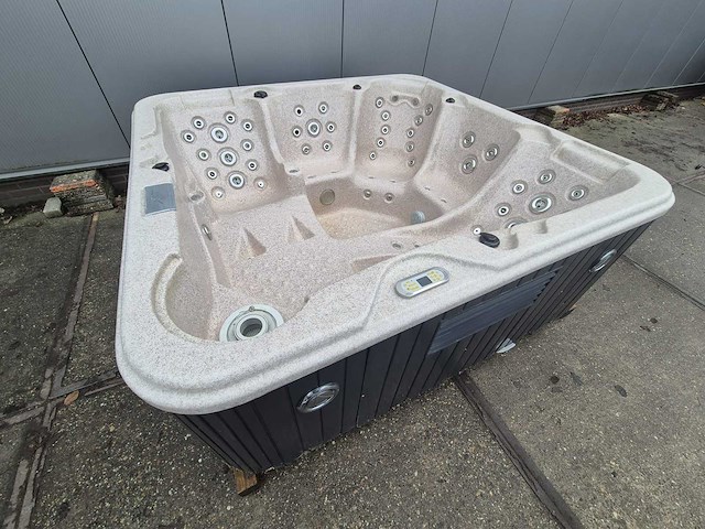 5 persoons jacuzzi en buitenspa - afbeelding 13 van  15