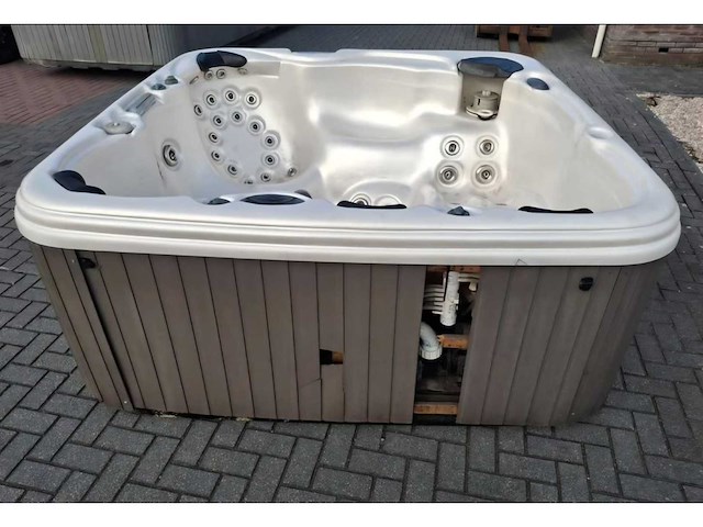 5 persoons jacuzzi en buitenspa - afbeelding 11 van  21