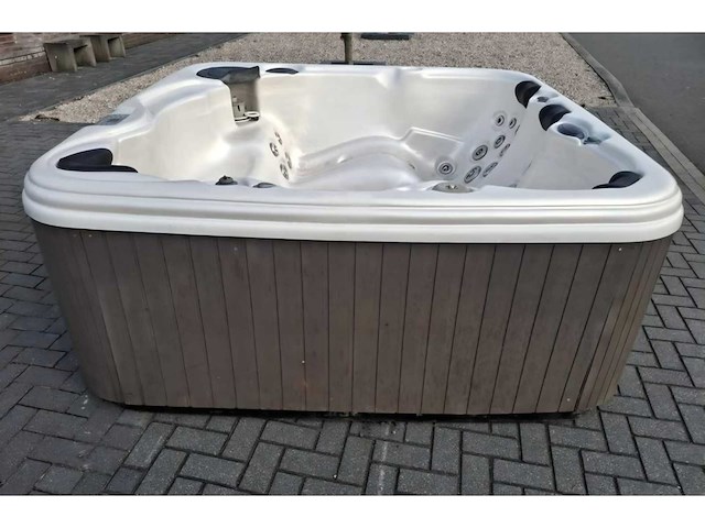 5 persoons jacuzzi en buitenspa - afbeelding 19 van  21
