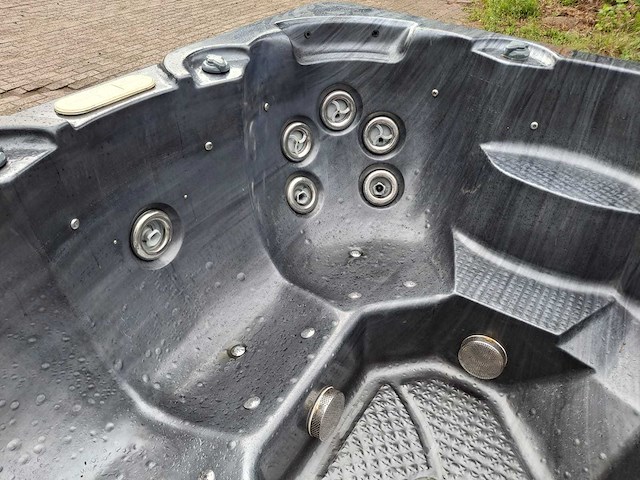 5 persoons jacuzzi en buitenspa - afbeelding 2 van  31