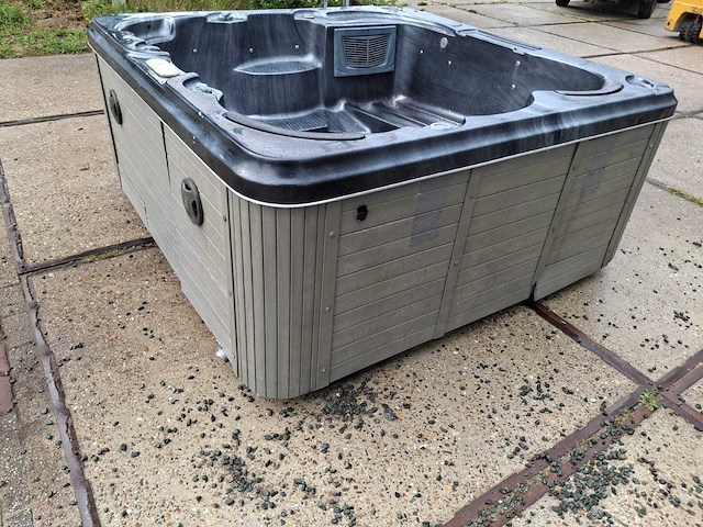 5 persoons jacuzzi en buitenspa - afbeelding 9 van  31