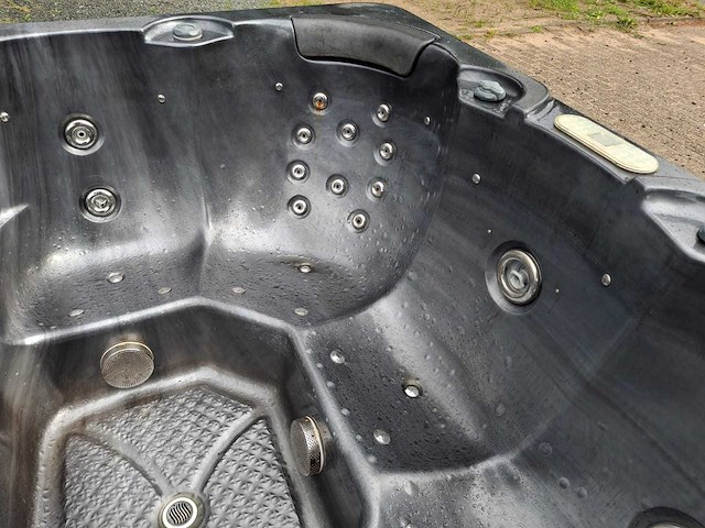5 persoons jacuzzi en buitenspa - afbeelding 11 van  31