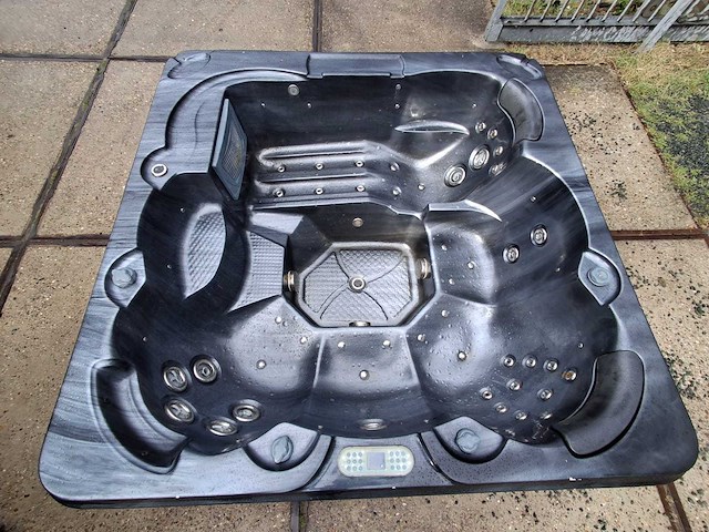 5 persoons jacuzzi en buitenspa - afbeelding 1 van  31