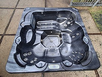 5 persoons jacuzzi en buitenspa - afbeelding 1 van  31