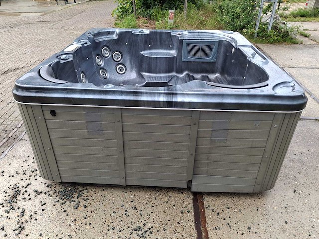 5 persoons jacuzzi en buitenspa - afbeelding 14 van  31
