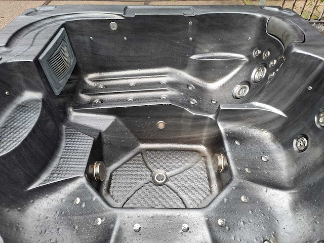 5 persoons jacuzzi en buitenspa - afbeelding 15 van  31