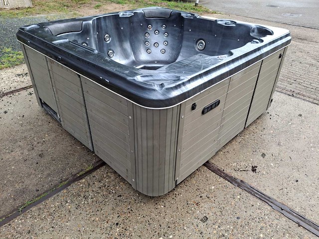 5 persoons jacuzzi en buitenspa - afbeelding 21 van  31